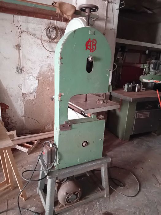 Vendo maquinas carpintaria são 8 maquinas 1 compressor 2 esmeril