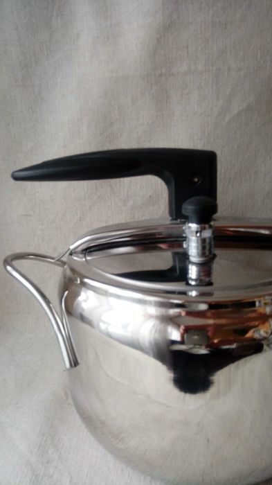 Szybkowar, garnek ciśnieniowy Aeternum srebrny