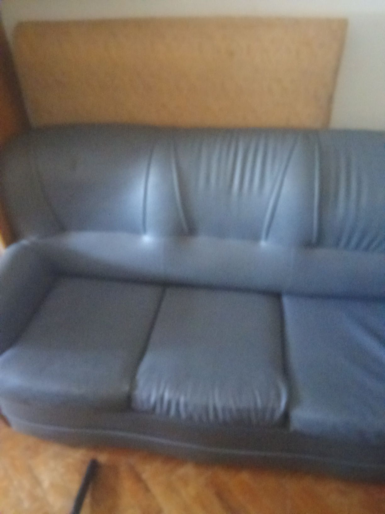 Sofá em pele azul com cama