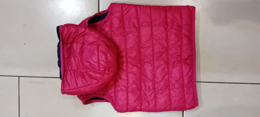 Pikowana kamizelka dla dziewczynki w rozmiarze 98-104cm.