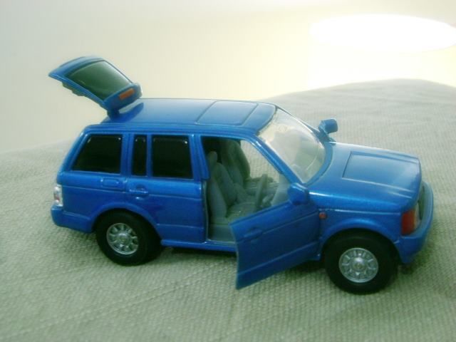 Carrinho 1:32  Land Rover TT Azul. Perfeita. ToysRus. Abre portas mala