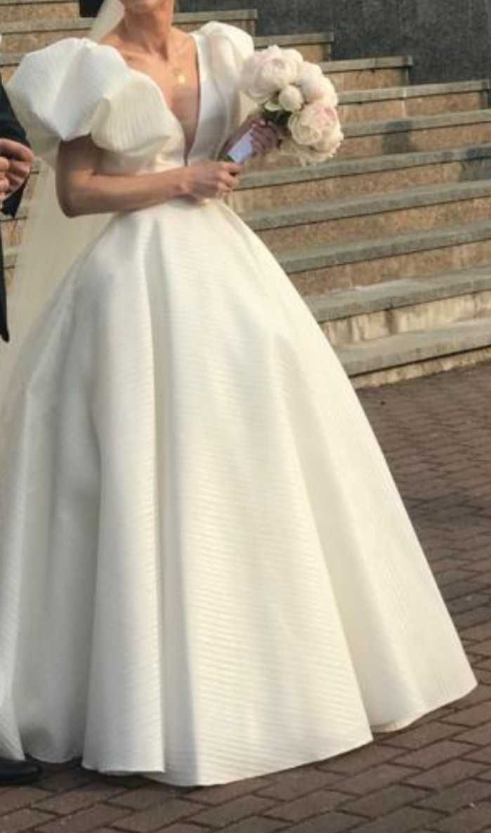 Piękna hiszpańska suknia ślubna