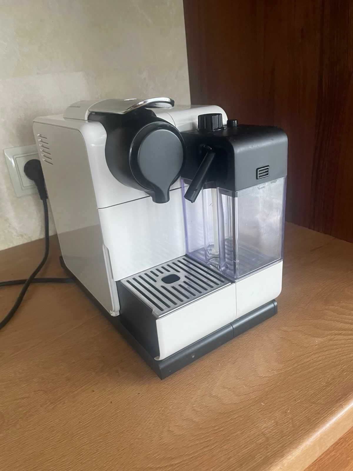 Ekspress kapsułkowy do kawy DeLonghi EN.550.W