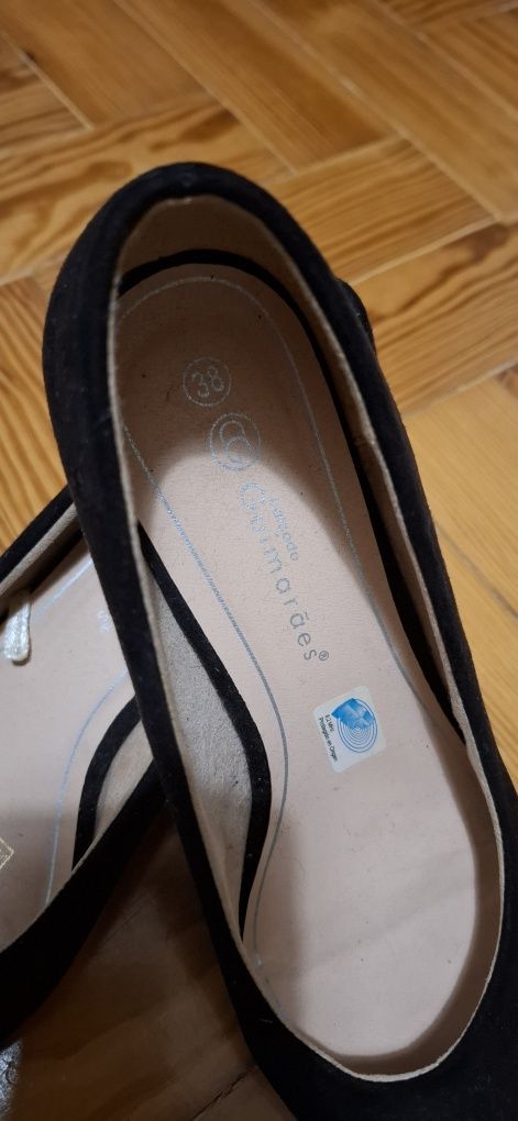 Sapatos Pretos de pequeno salto agulha