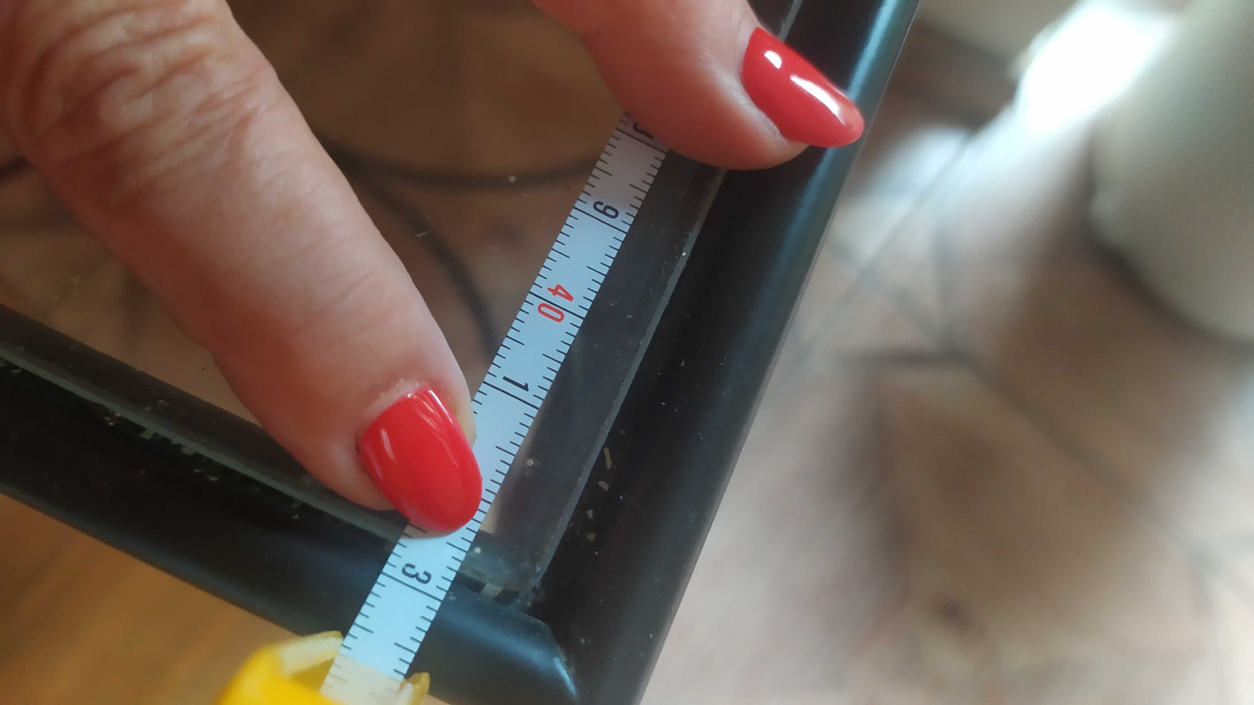 Stolik designerski metalowo-szklany, blat ma 44 cmx44 cm ze szkła