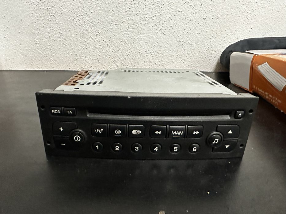Rádio original peugeot 206 em excelente estado.
