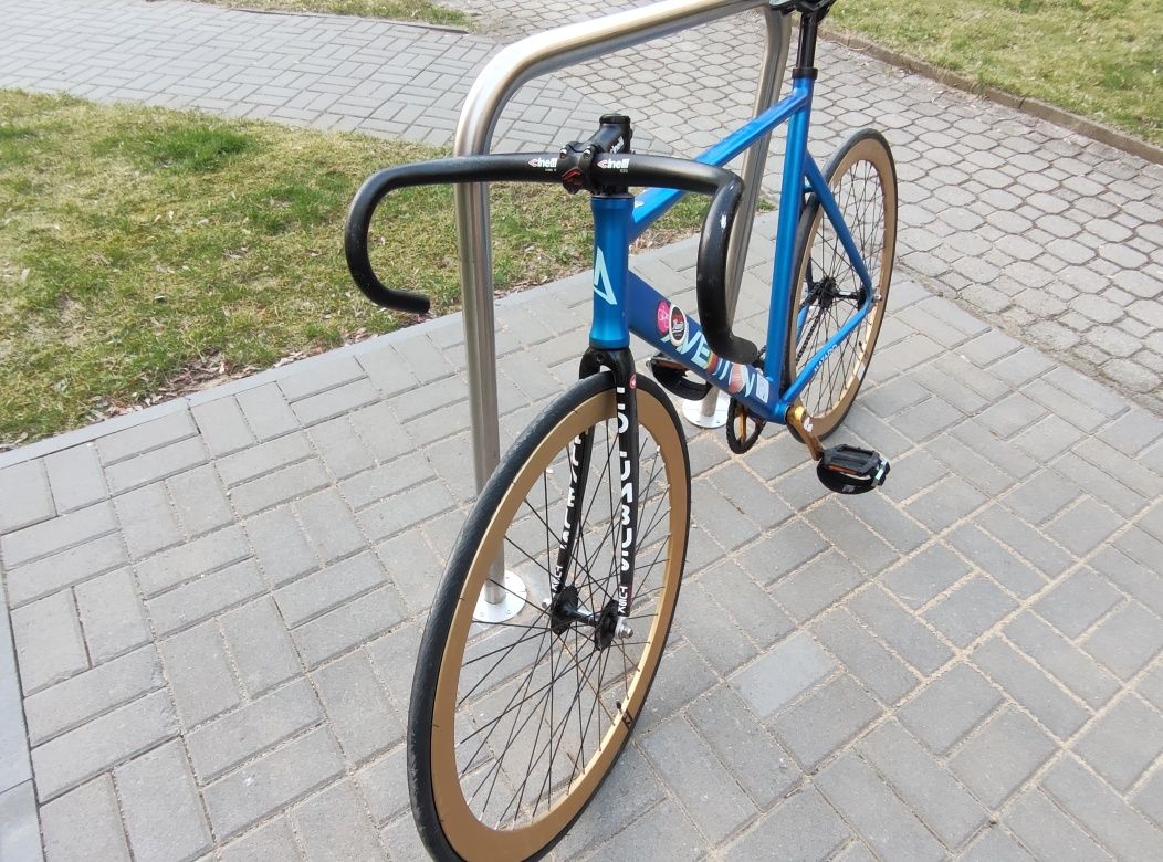Rower ostre koło Aventon Mataro Low