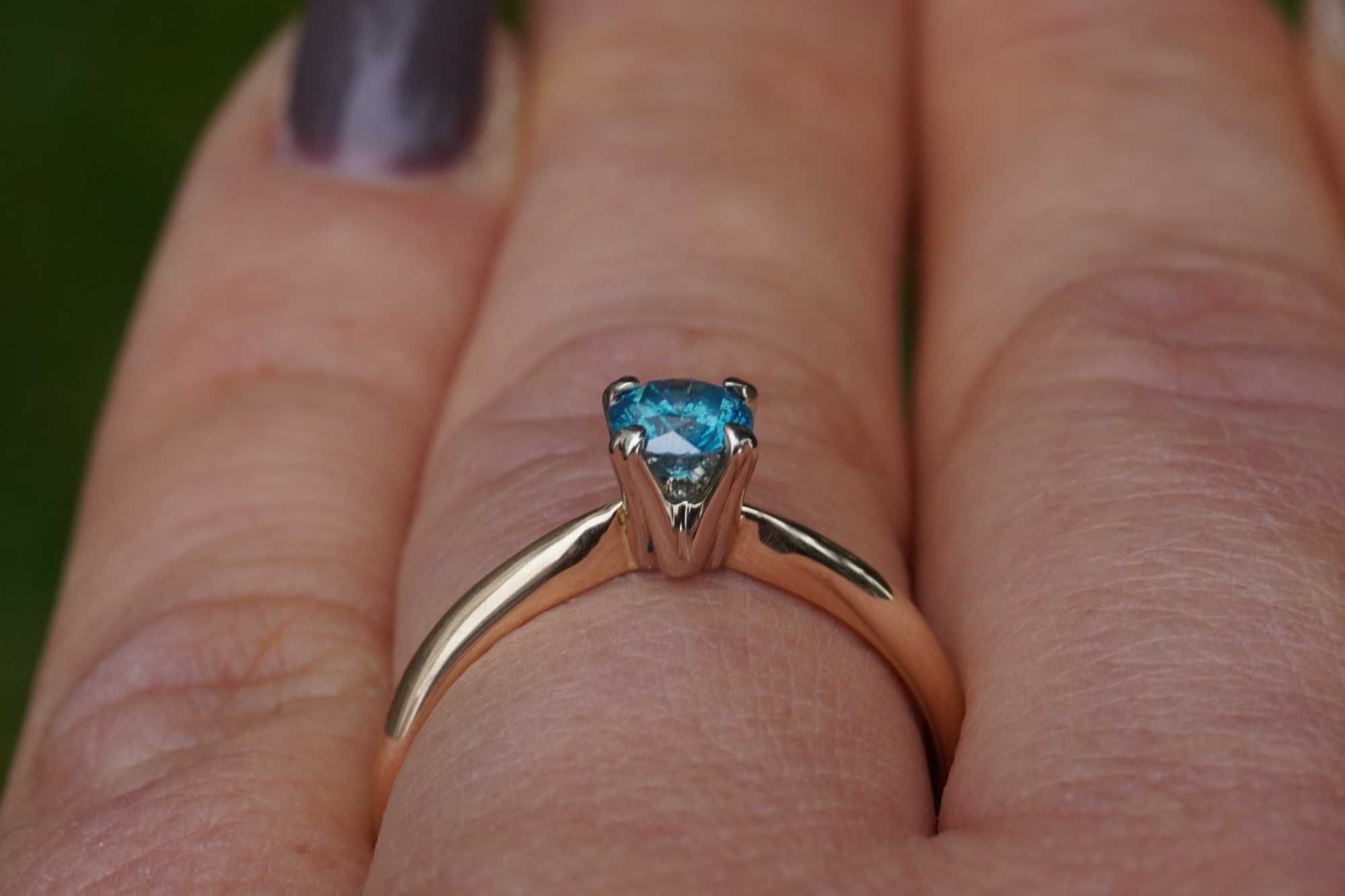 Pierścionek zaręczynowy z niebieskim brylantem diament 0,37 CT Si1