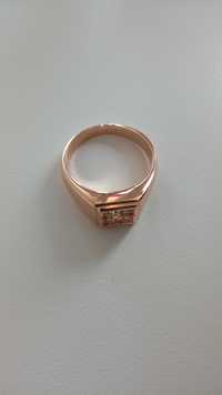 Перстень массивный золотистого цвета медицинское золото с кристаллами