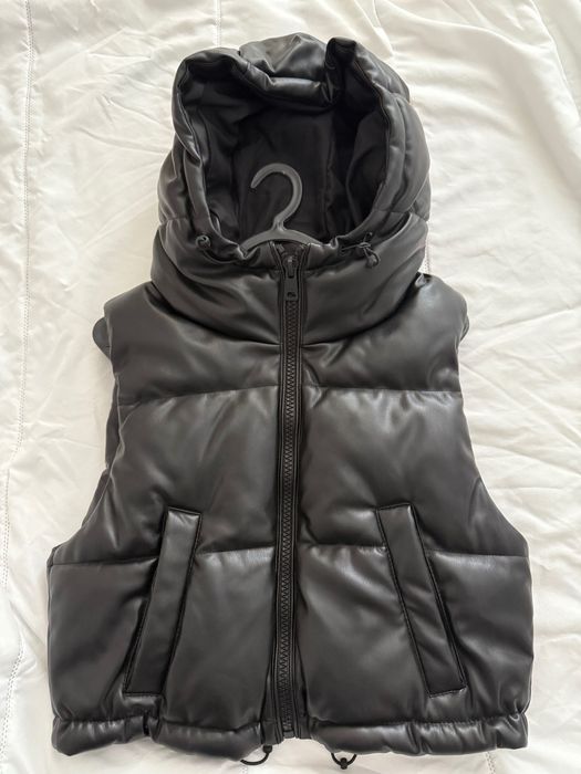 Colete curto com capuz