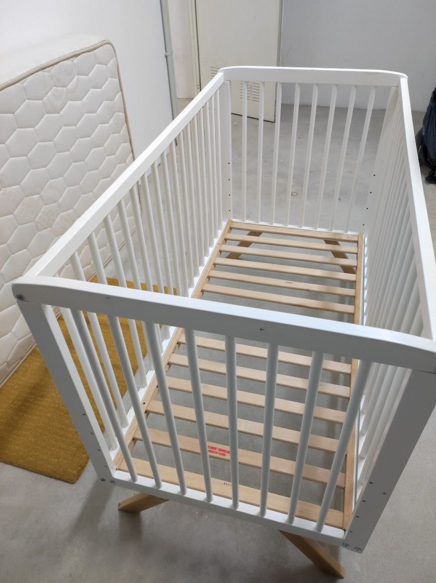 Berço com colchão e jogos de roupa de cama