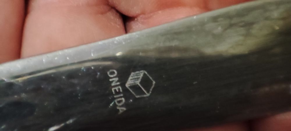 Столові ножі Oneida.