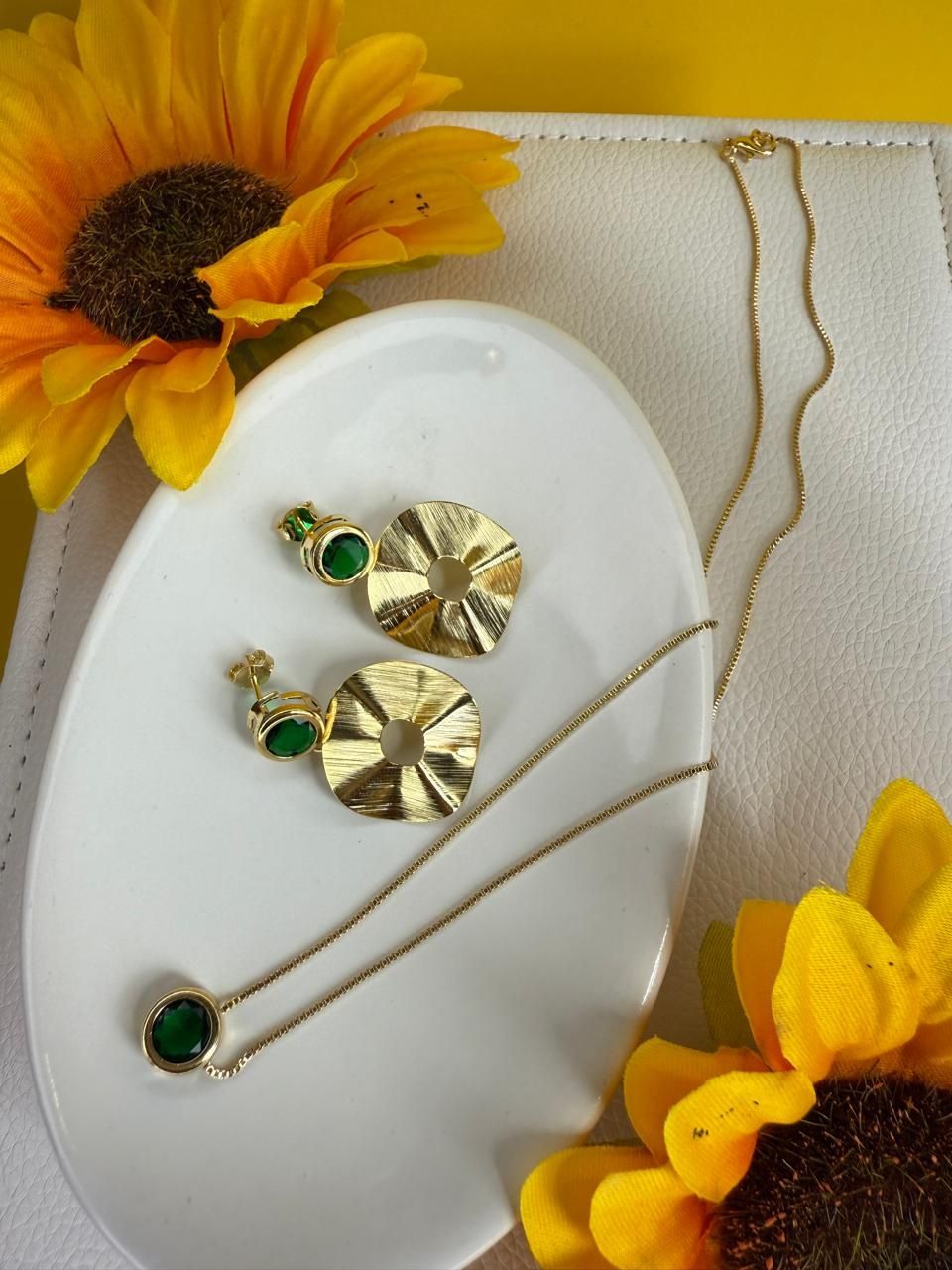 Conjunto folheado a ouro,  com zirconia,  semijoia de qualidade.