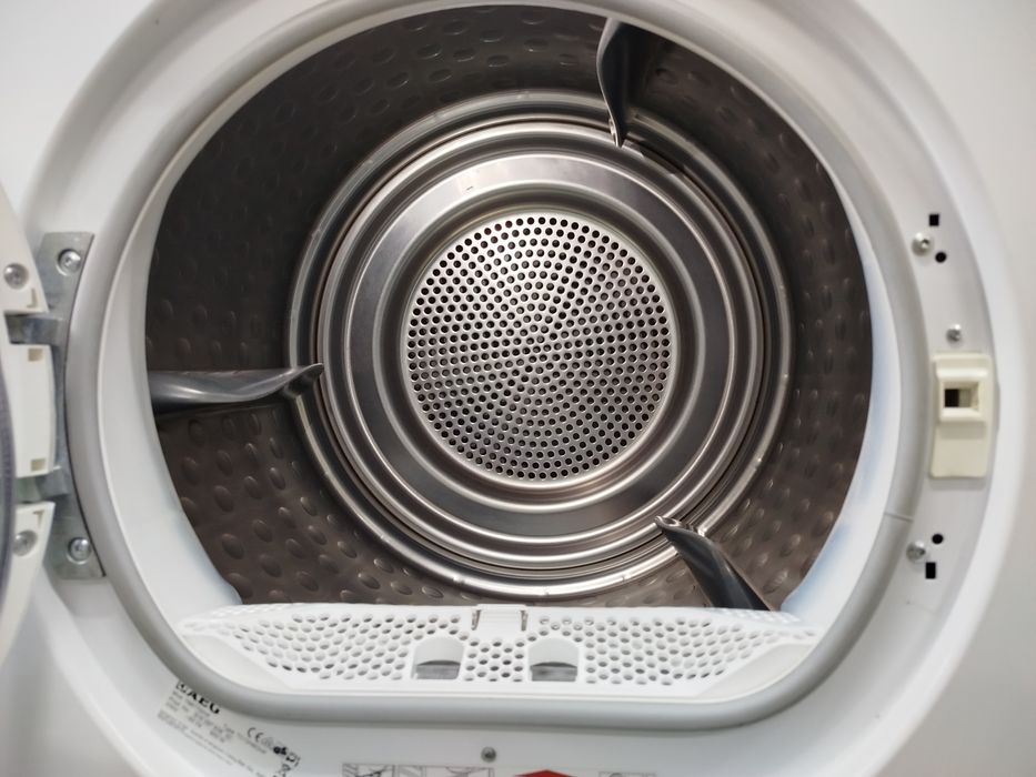 Сушка для одягу фірми AEG, модель T66770IH4