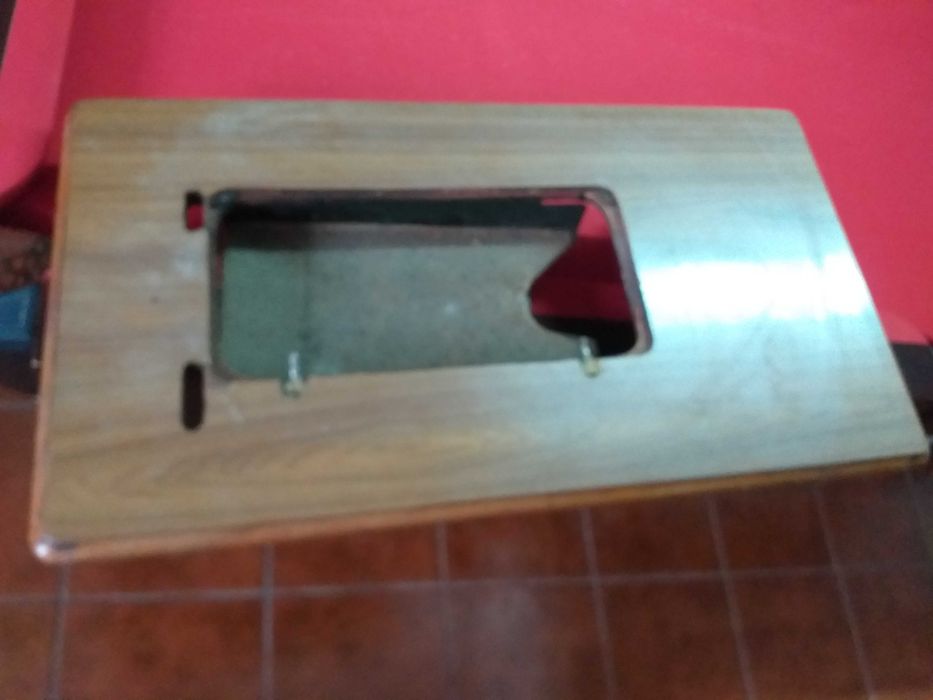 Maquina de costura e tampo