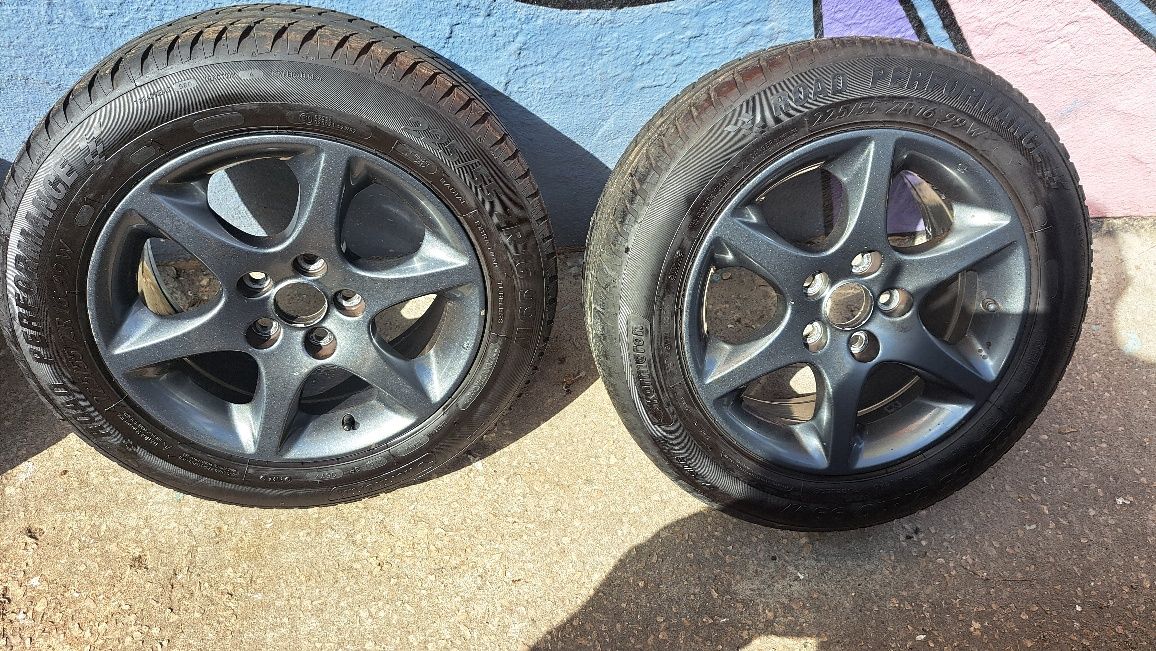 Jantes originais de Lexus com pneus novos.