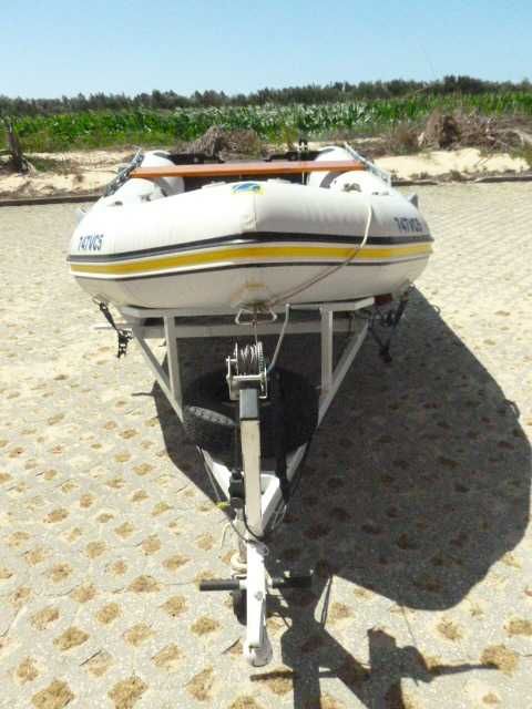 Barco pneumático Zodiac com motor e atrelado