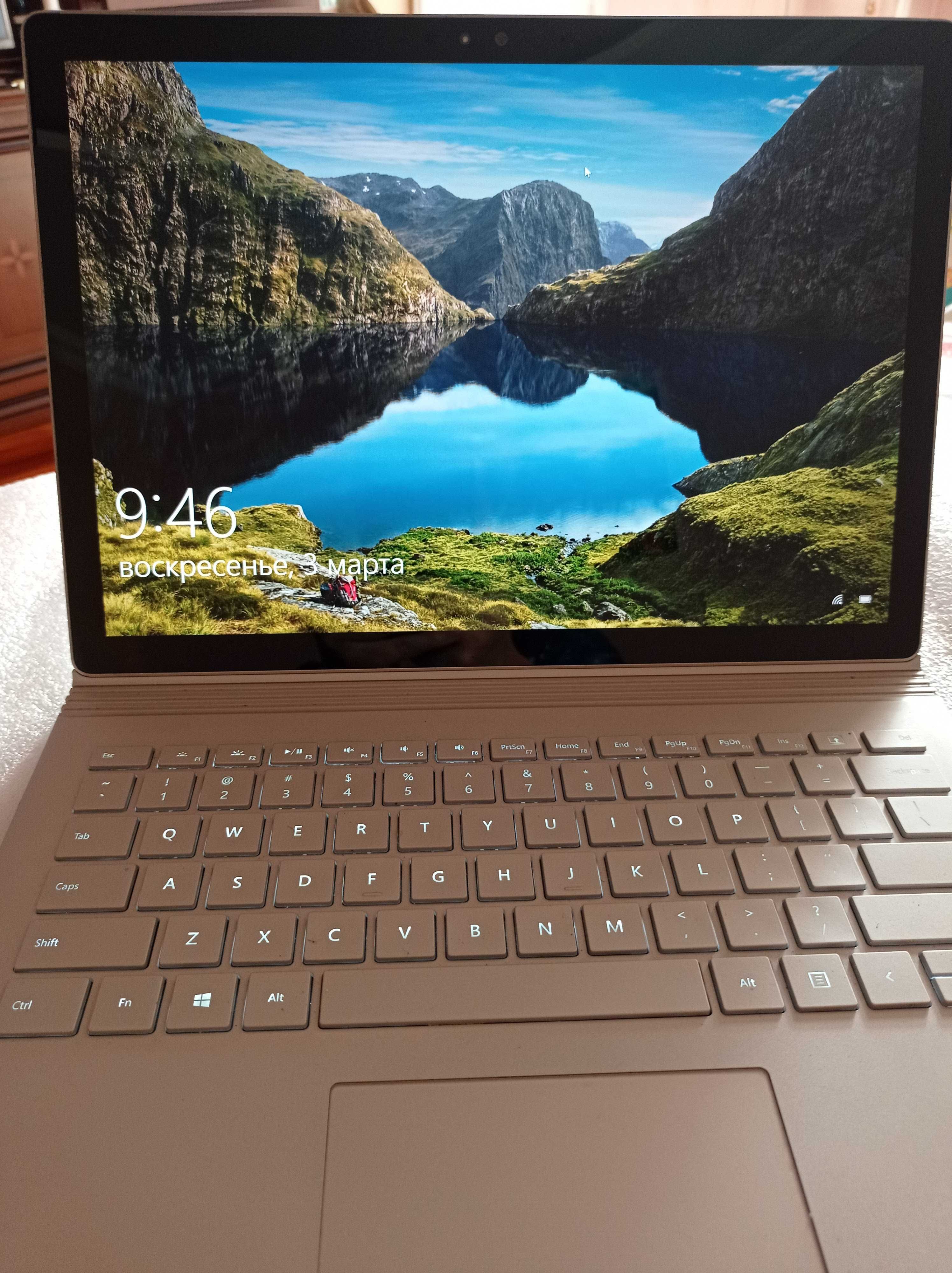 Microsoft Surface book Windows 10 pro/ i5/8gb/ssd 128