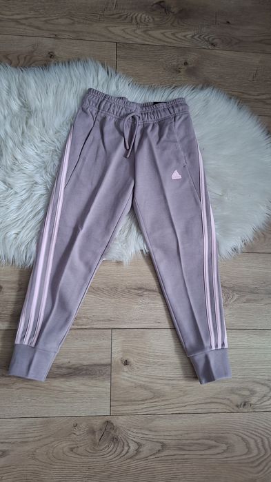 Adidas IS3410 spodnie dresowe dla dziewczynki liliowy róż r.128cm (7-8