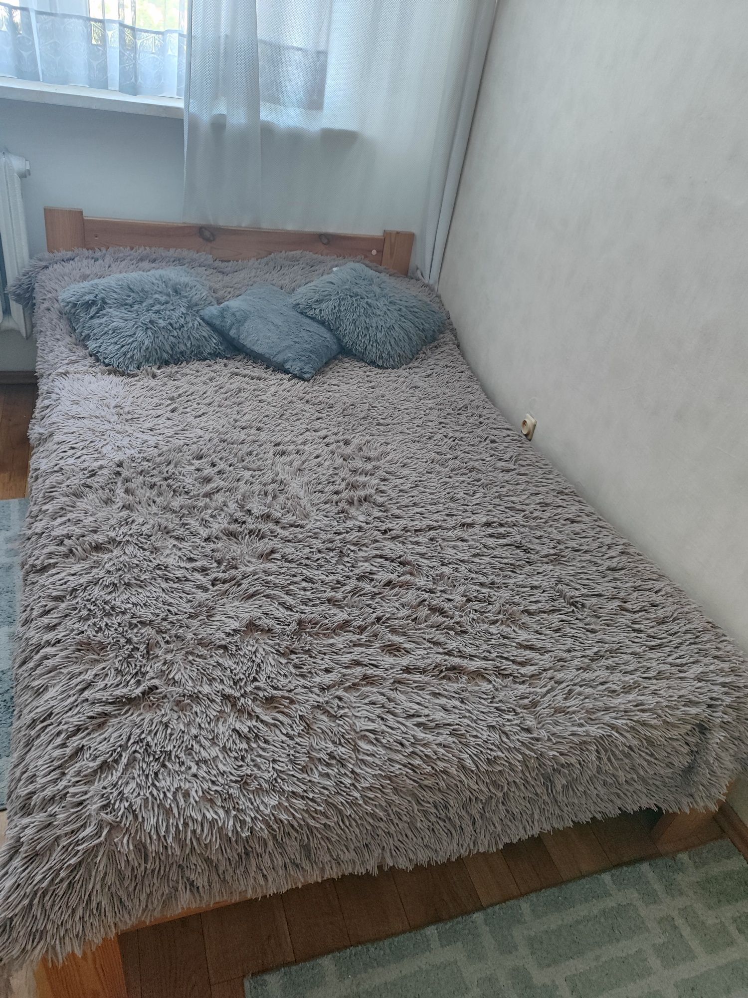 Sprzedam łóżko używane rozmiar 140-200.W dobrym stanie.