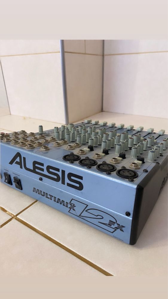 Мікшерний пульт Alesis MultiMix 12FXD