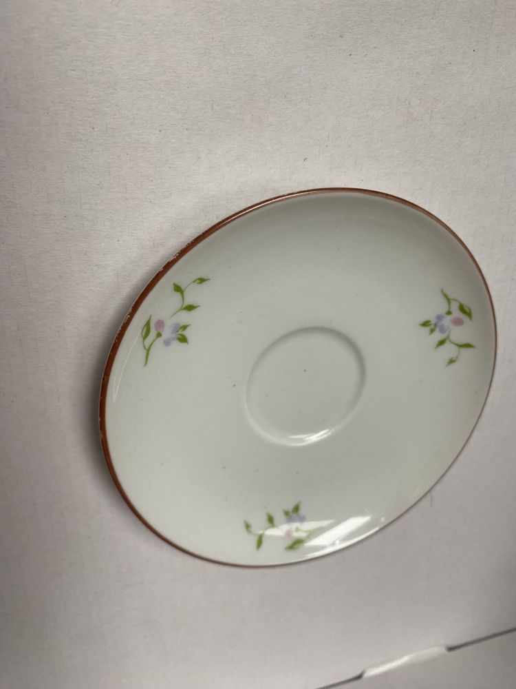 Porcelana w zdobienia z kwiatami