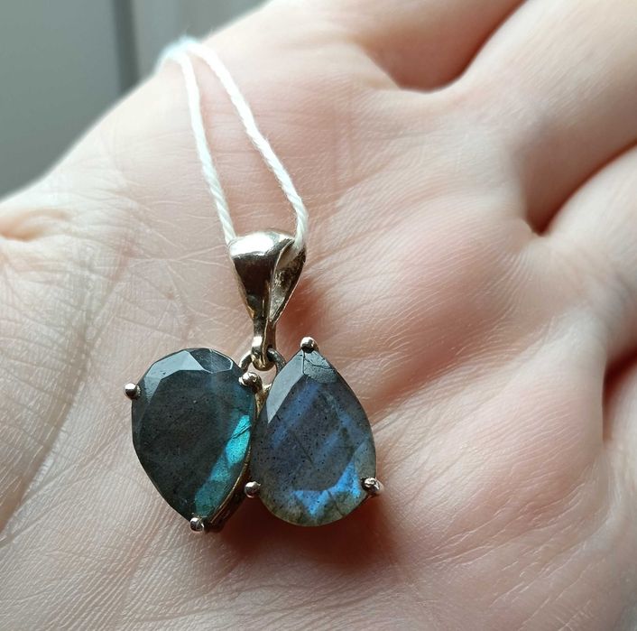 Срібний кулон з природнім лабрадором, підвіс з смарагди, рубін ,сапфір