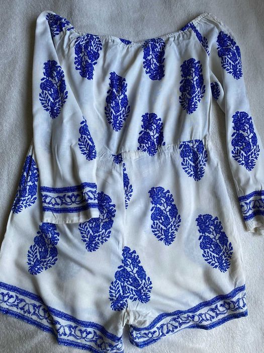 Biały krótki kombinezon z nadrukiem - rozm. L