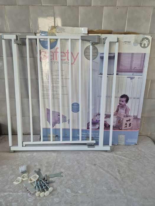 Barierka zabezpieczającą na schody drzwi