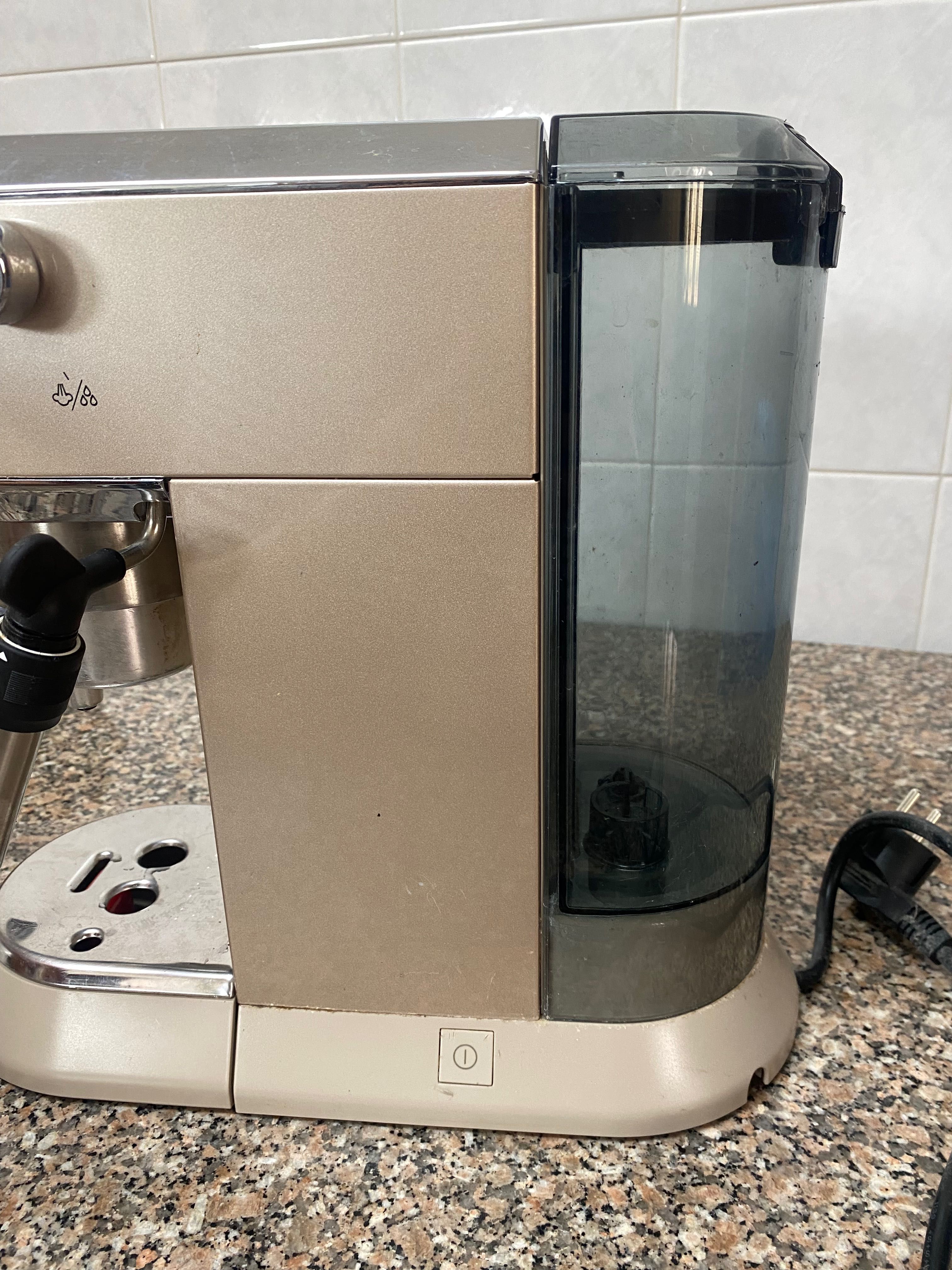 Máquina de Café com punho Delonghi