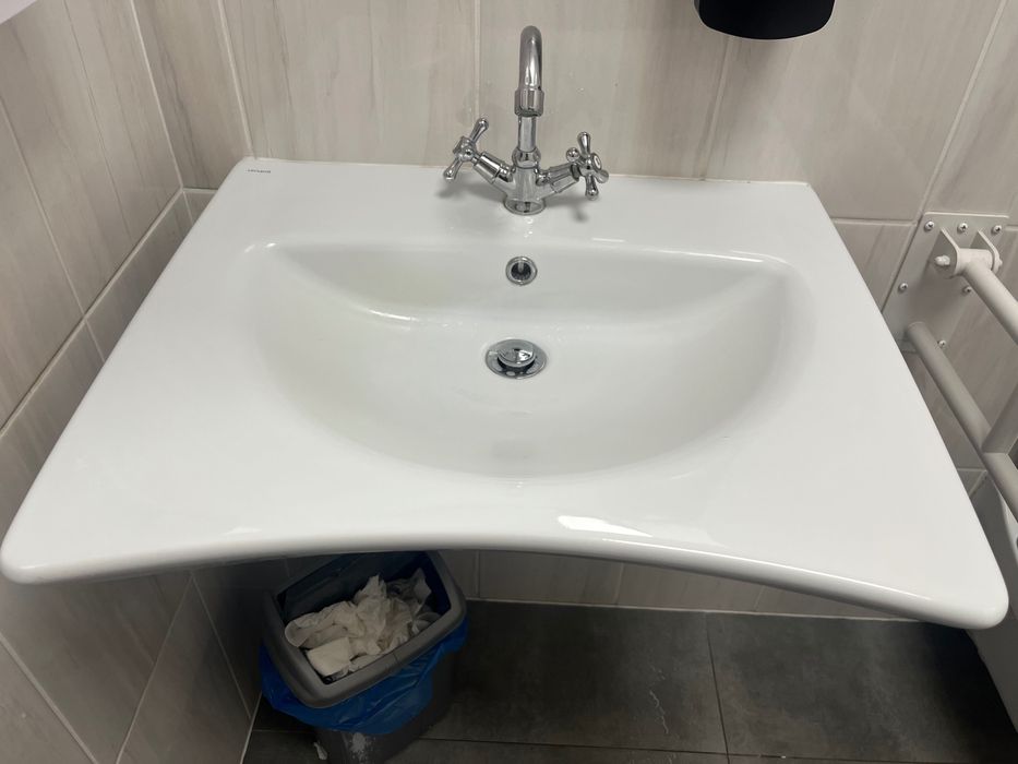 Umywalka dla osób niepełnosprawnych, bateria, syfon