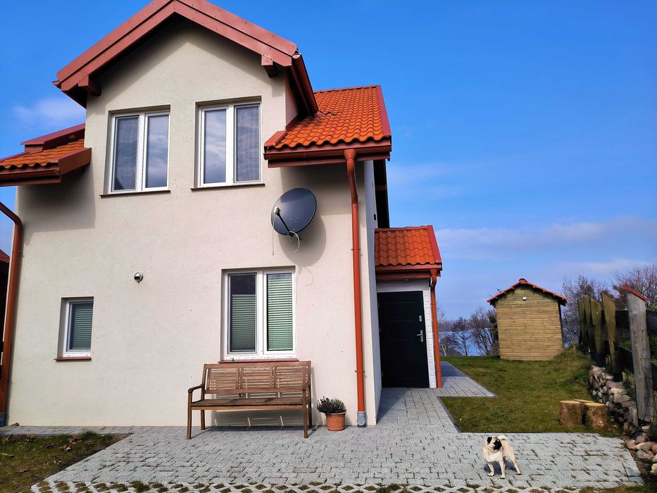 Domek letniskowy nad jeziorem Dadaj, linia brzegowa, pomost, łódki