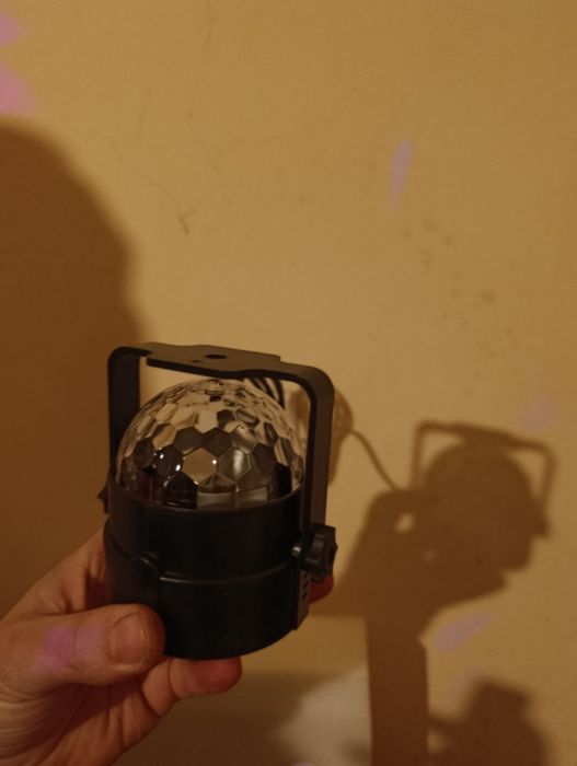 Dynamiczna Mini Lampa Dyskotekowa LED RGB z Pilotem - Idealna na Impre