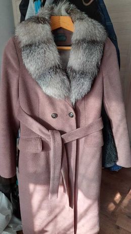Длинное пальто с воротником из натурального меха