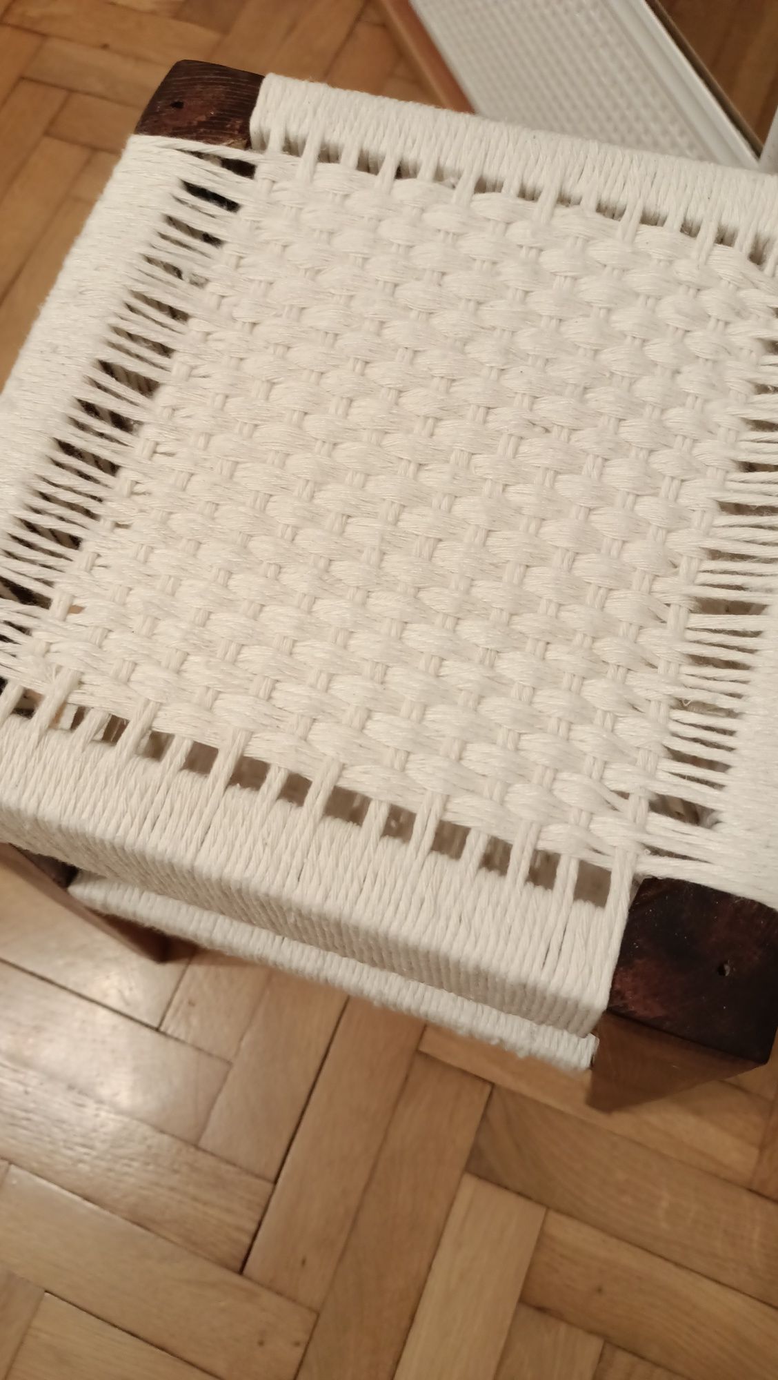 Krzesło z PRL. Mały stoliczek w stylu Boho.