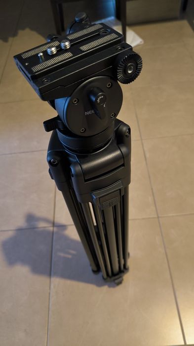 Tripé Neewer profissional novo