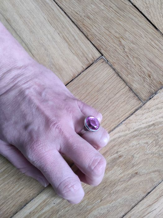 Pierścionek z różowym, dużym oczkiem, z regulacją obwodu