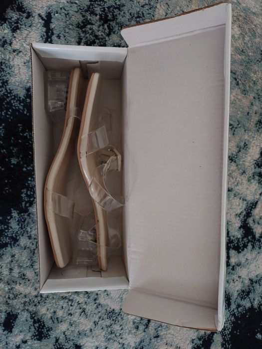 Sandálias transparentes