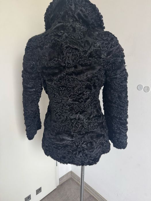 czarne futerko z karakull