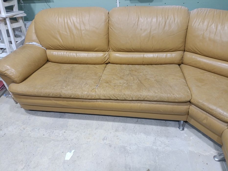 Диван угловой кожаный, кровать