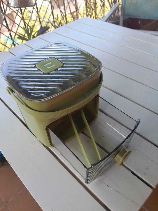 Recipiente para Fazer e Armazenar Gelo | 48 Cubos | Tampa Easy-Press