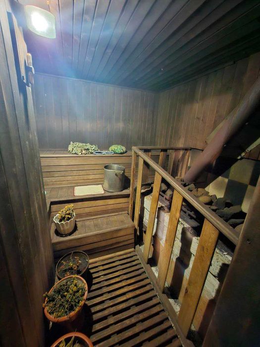 Продам приватну садибу з готовим бізнесом у сфері перетяжки меблів