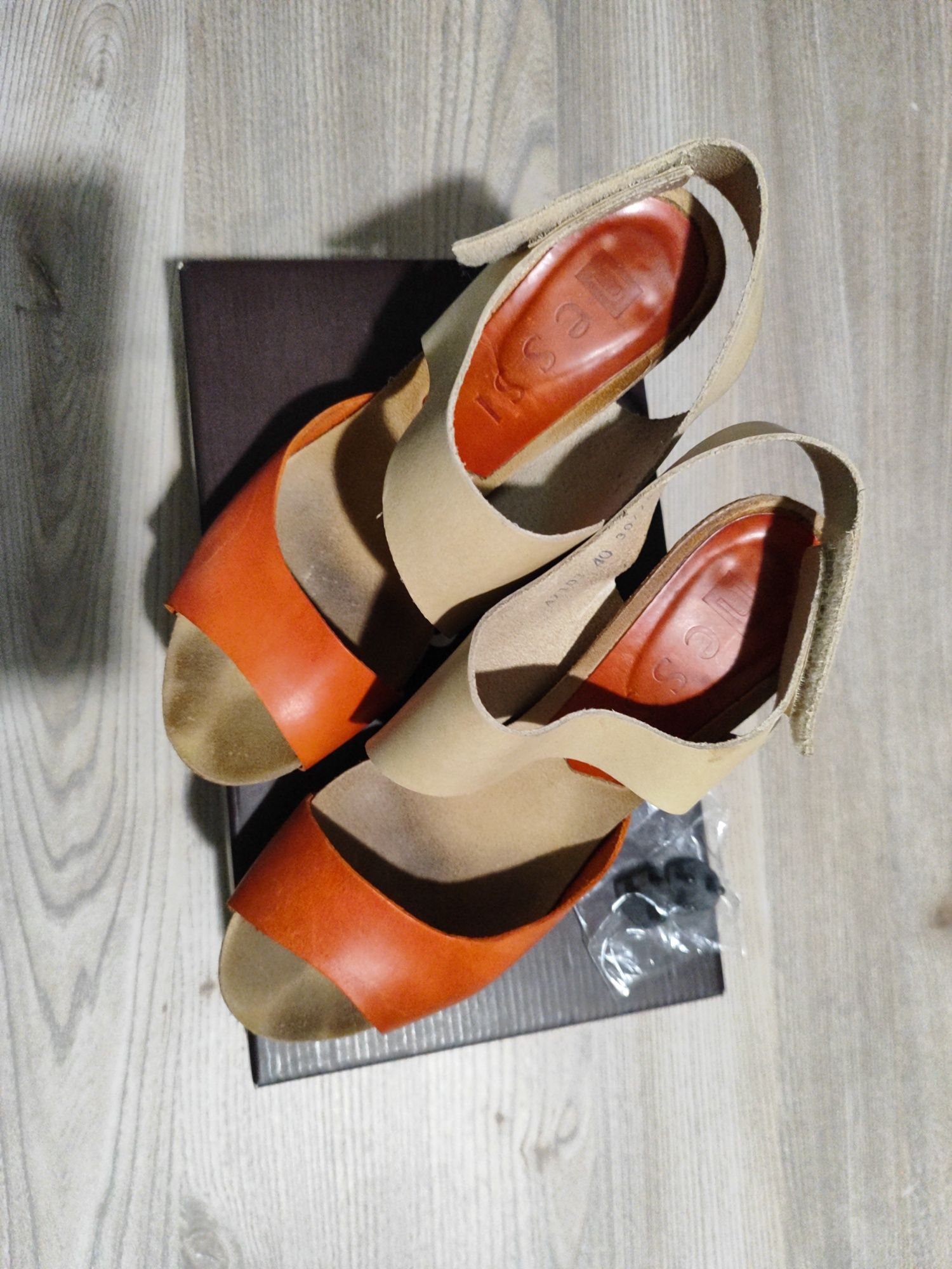 Sprzedam sandały damskie skórzane  rozmiar 40 firmy Nessi