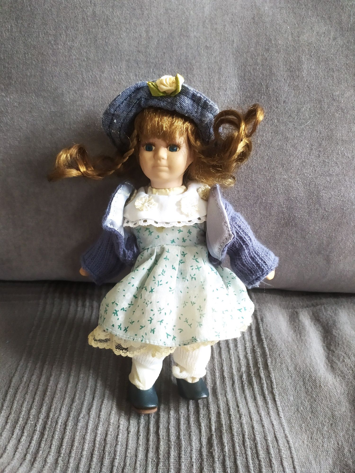Śliczna mała laleczka z porcelany