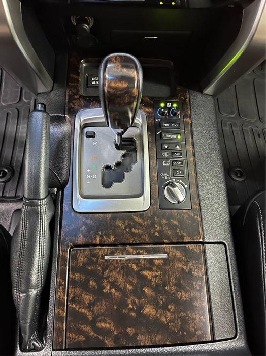 Тойота крузак 200 майже новий, можливий обмін на нерухомість в центрі