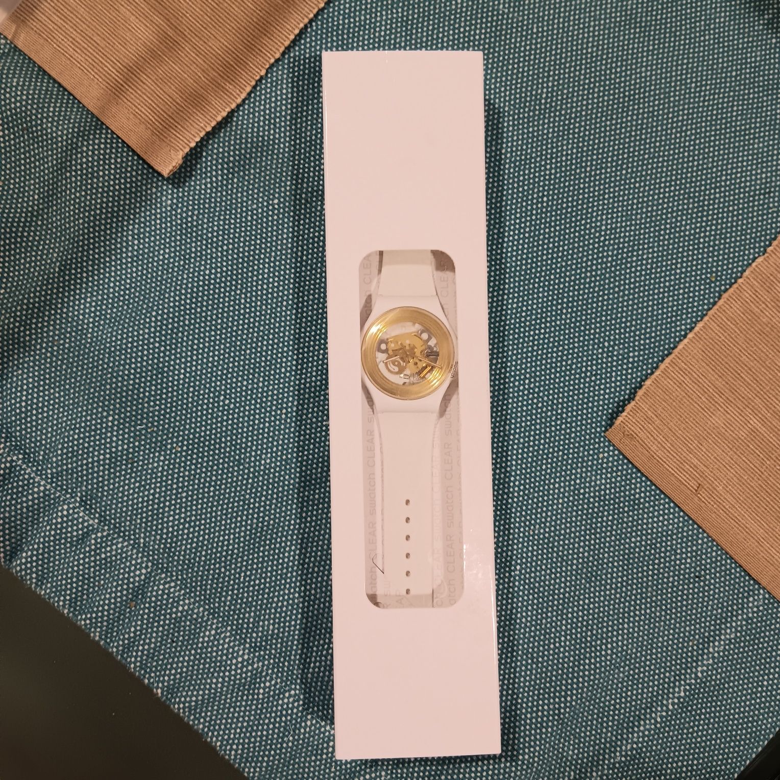 Relógio Swatch dourado e branco