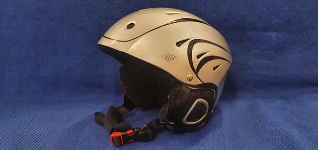 Kask narciarski, snowboardowy na Ferie 4F junior unisex kol. srebrny
