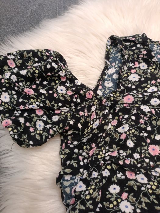 Elegancka bluzka czarna w kwiatki z odkrytymi ramionami house m