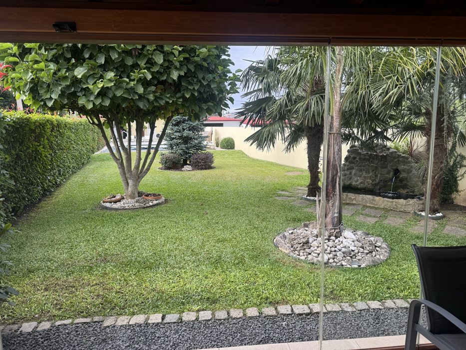 Fasso tudo tipo de manduracao de jardins e faco jardins novos de raiz