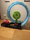 Pista hot wheels monster trucks glow in the dark